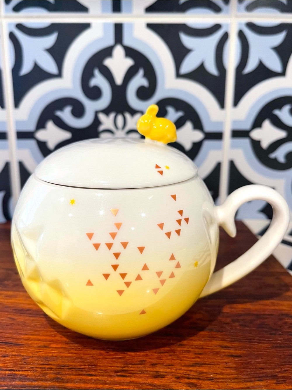STARBUCKS 2015 Round Lidded BUNNY Tea Cup 12oz White Yellow Triangles Stars RARE